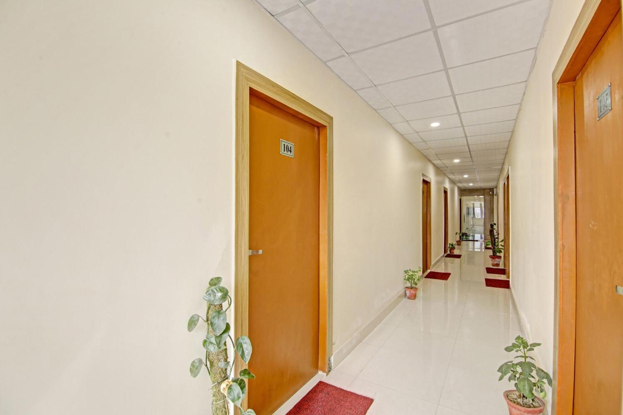 Oyo Flagship 80772 Hotel The Grand Rdc Ghaziabad Exterior photo